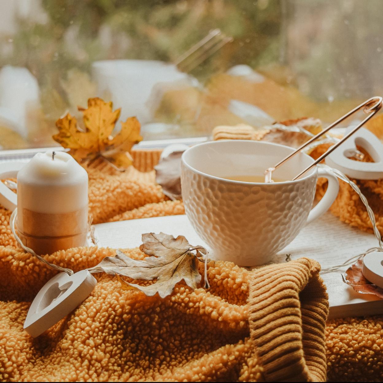 Taza de infusión de hierba luisa y limón.