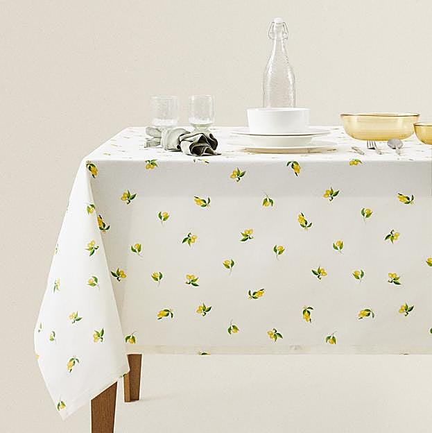 Un mantel muy elegante con estampado floral de Zara Home.