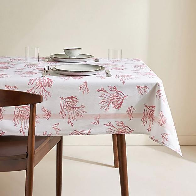 Un toque de color siempre se agradece enun mantel, ya que aporta alegría a la mesa.