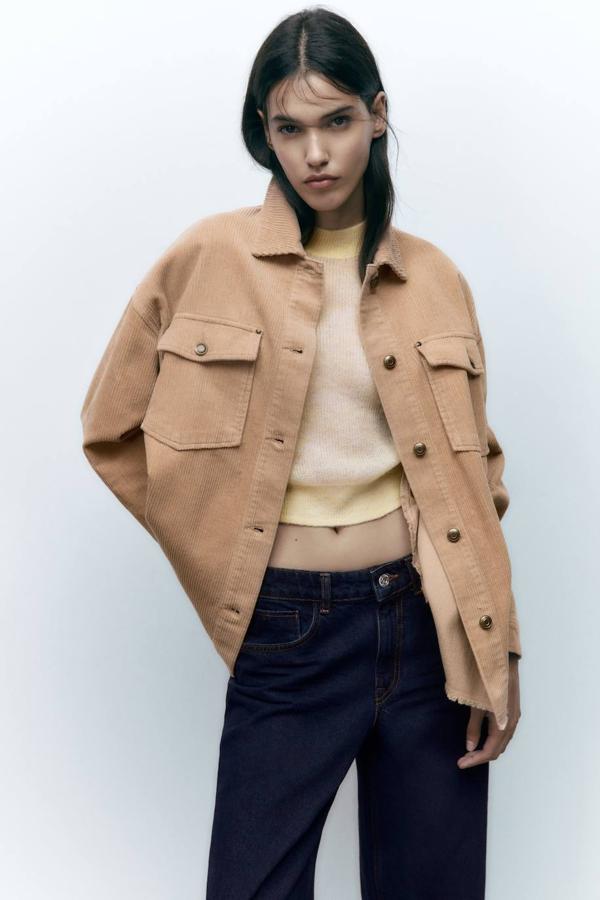 Sobrecamisa en tejido de pana con manga larga, cuello solapa, bolsillos de plastrón delantero y bajo desflecado, en tono tostado, de Zara. Puedes comprarla a 29,95 euros.