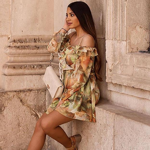 Vestidos románticos favorecedores que rejuvenecen el look y son perfectos para entretiempo