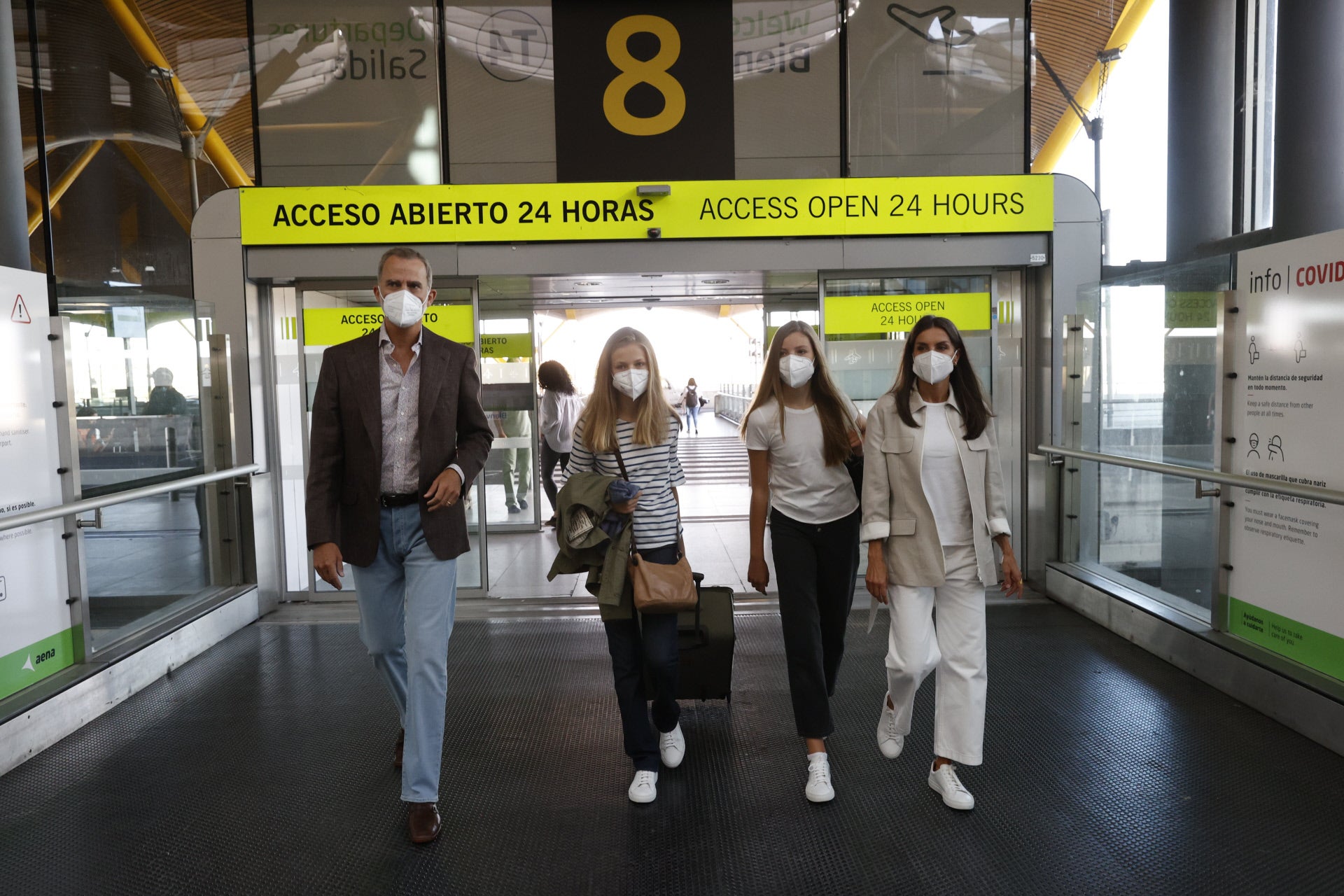 Y, hace justo un año, despidiendo a la princesa Leonor antes de su aventura en Gales con sus zapatillas favoritas: un modelo en color blanco de Hugo Boss.