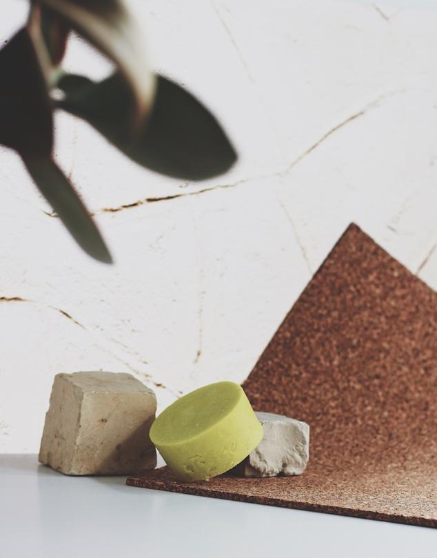 Las melenas pelirrojas y cobre están de buena suerte con el Champú Sólido Amalaki Bio. Pensado para proporcionar hidratación, brillo y volumen, revitaliza los tonos con matices cobre. Te conquistará su aroma que combina el cítrico de la naranja con la delicada lavanda. (14,90 euros)