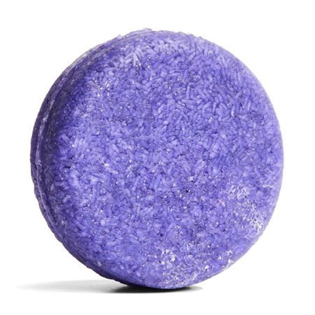 Jumping Juniper es una solución ideal para los cabellos grasos que quieran incorporar a su rutina capilar un champú sólido. Las bayas de enebro en su fórmula ayudan a regular la producción de sebo mientras limpian el cabello. La lima y el limón devuelven al pelo su brillo natural. (10,95 euros)