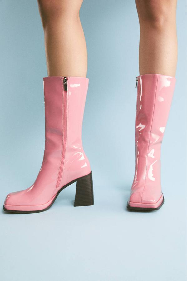 En Pull&Bear encontrarás estas botas rosas con efecto charol que tienen la punta cuadrada.