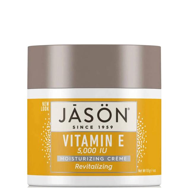 Revitalizing Vitamin E 5,000iu Moisturizing Cream de JASON deja la piel con el aspecto más bonito, fresco y joven, al recobrar su energía e hidratar en profundidad. La estrella de esta crema es la vitamina E antioxidante, capaz de aumentar la elasticidad, mantener la hidratación y combatir los radicales libres. Pero, también incluye una mezcla nutritiva de aceites de almendra y aguacate. Cómpralo aquí
