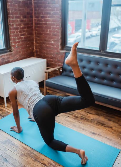 Imagen - Mujer realizando ejercicio para fortalecer los glúteos. Foto de Klaus Nielsen en Pexels