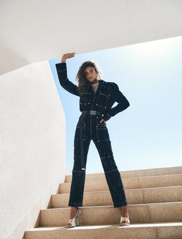 Mono de Stella McCartney, collar de H&amp;M Studio y sandalias plateadas de Versace.