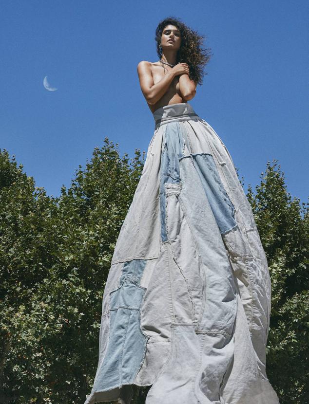 Falda abullonada de Acne Studios, pendientes de Givenchy y collar de Swarovski.