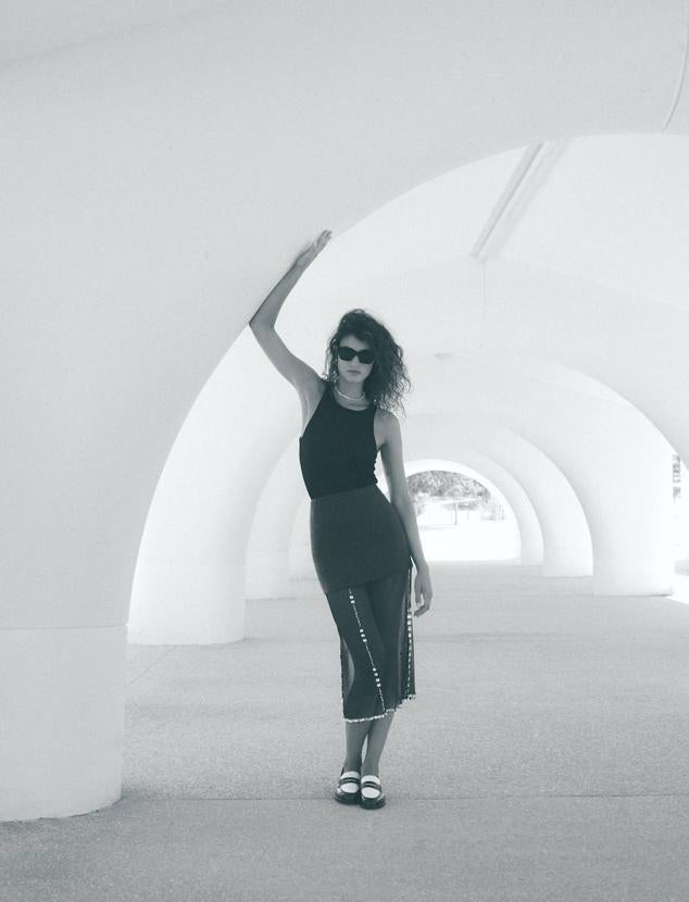 Falda de Prada; camiseta de Zara; mocasines bicolores de Lottusse; y collar de Swarovski.