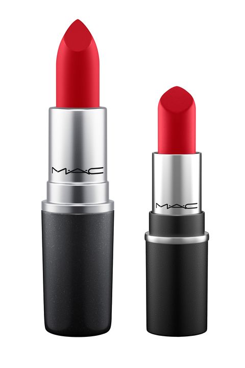 Ruby Woo es el nombre de una de las instituciones del color en lo que a labiales se refiere. Un rojo intenso con subtono azulado y acabado mate que proporciona color con una larga duración. No transfiere y tiene un toque retro que hará las delicias de las amantes de los rojos clásicos. (23 euros)