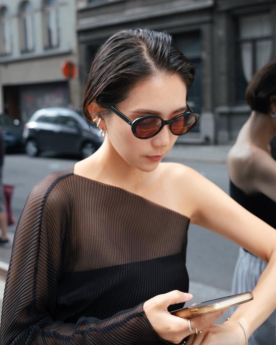 La influencer Aae Yamada con una túnica semitrasparente y unas gafas de sol con los cristales tintados.