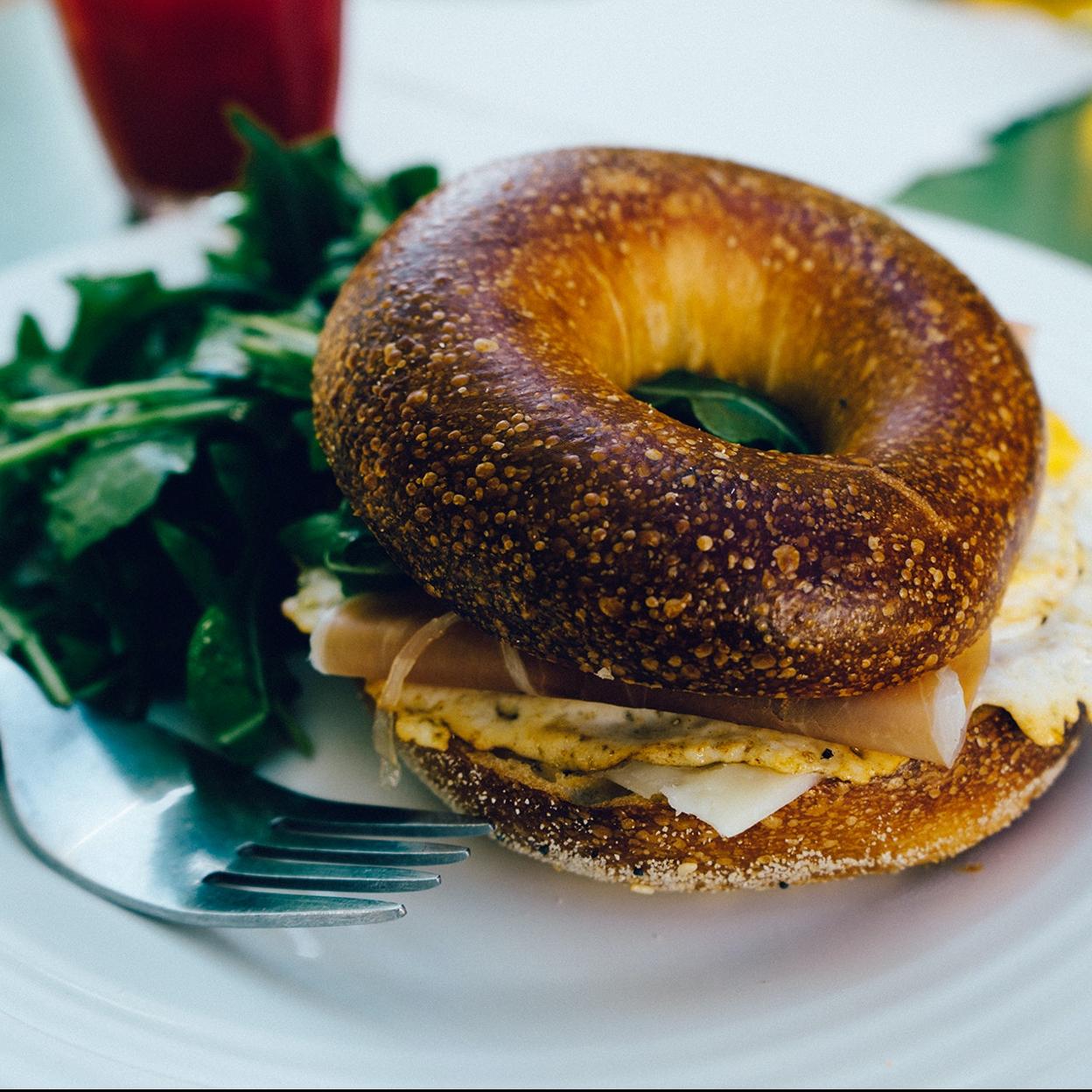 Bagel de desayuno. 
