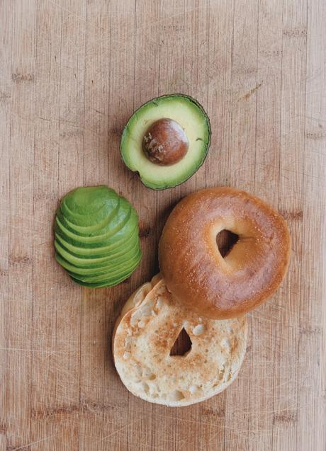 Imagen - Bagel y aguacate. Foto de Katie Mierau en Unsplash