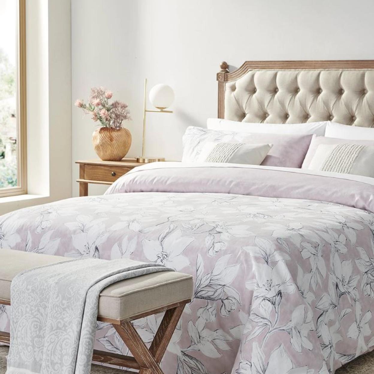 Las sábanas coloridas son perfectas para darle un toque de color al dormitorio.