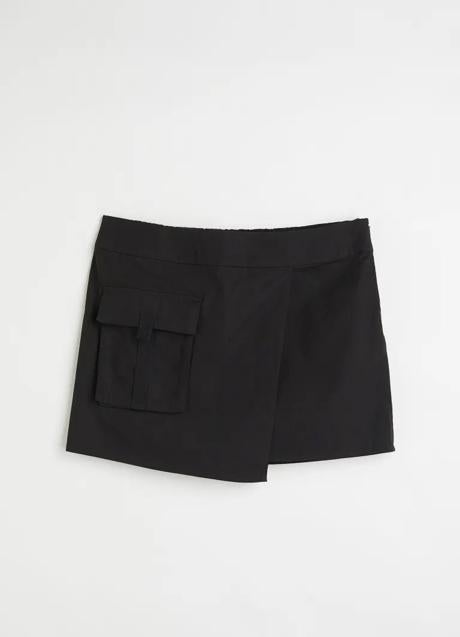 Imagen - Falda cargo mini en color negro de H&M. Foto: H&M.