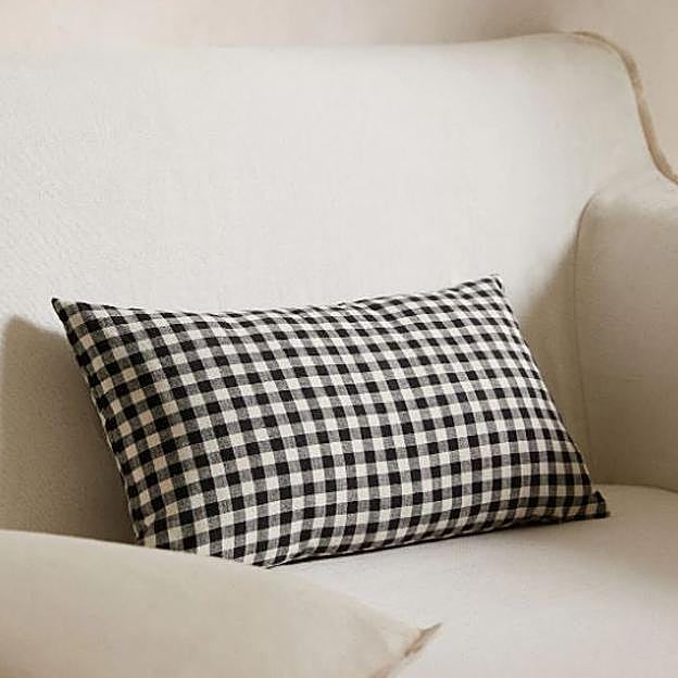 Un cojín rectangular ideal para decorar sillones.