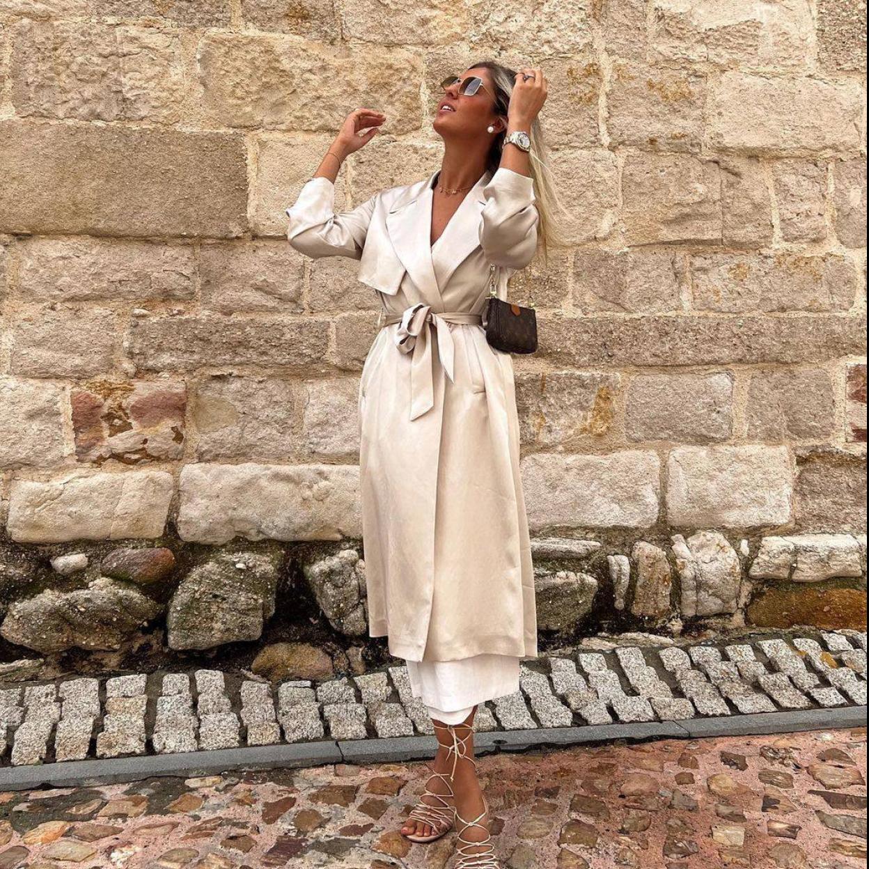 Influencer con gabardina satinada de Zara