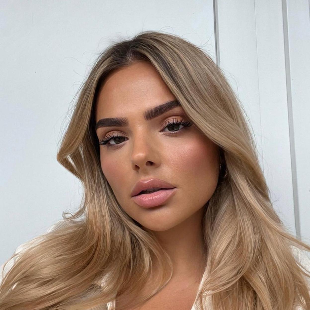 La influencer Juna Manaj con un maquillaje en tonos nude.