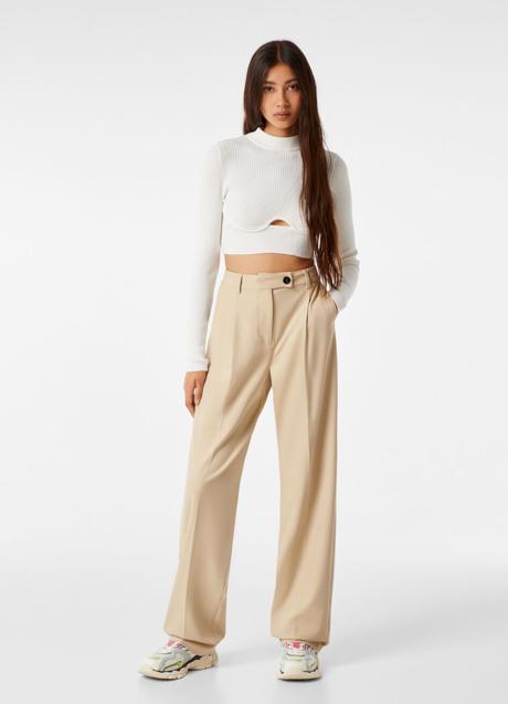 Imagen - Pantalón de traje en color beige de Bershka. Foto: Bershka.