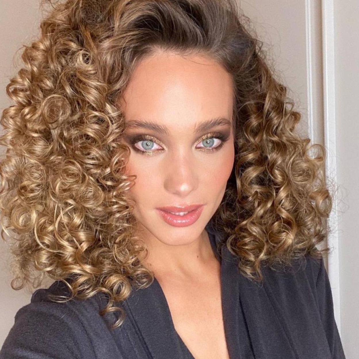 Pelo rizado definido, elástico, brillante y voluminoso