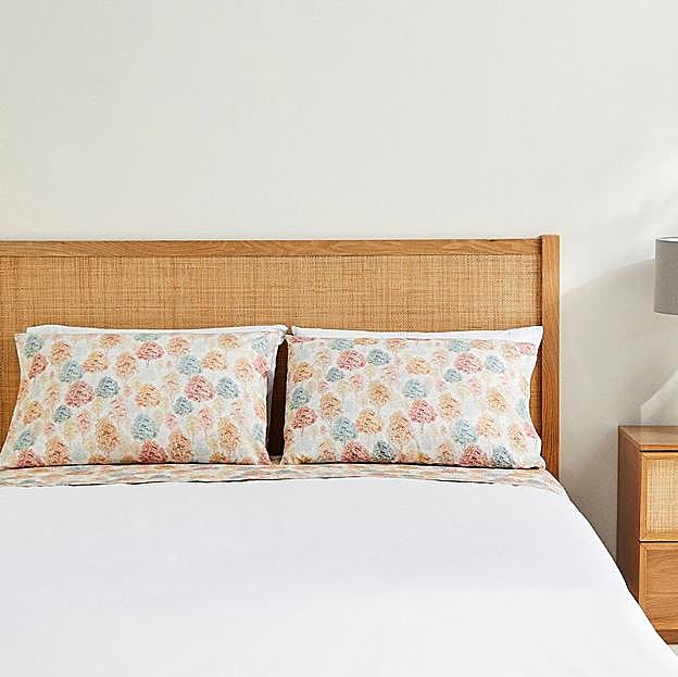 Los árboles coloridos ayudan a crear un dormitorio colorido y fresco.