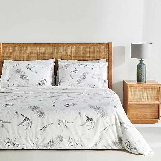 Unas sábanas blancas con estampados en tonos grises.