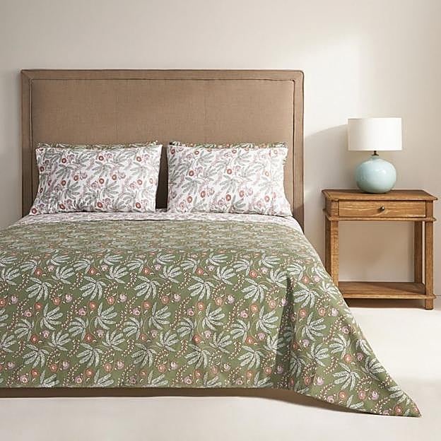 El verde siempre funciona en el dormitorio para crear auténticos rincones de paz.