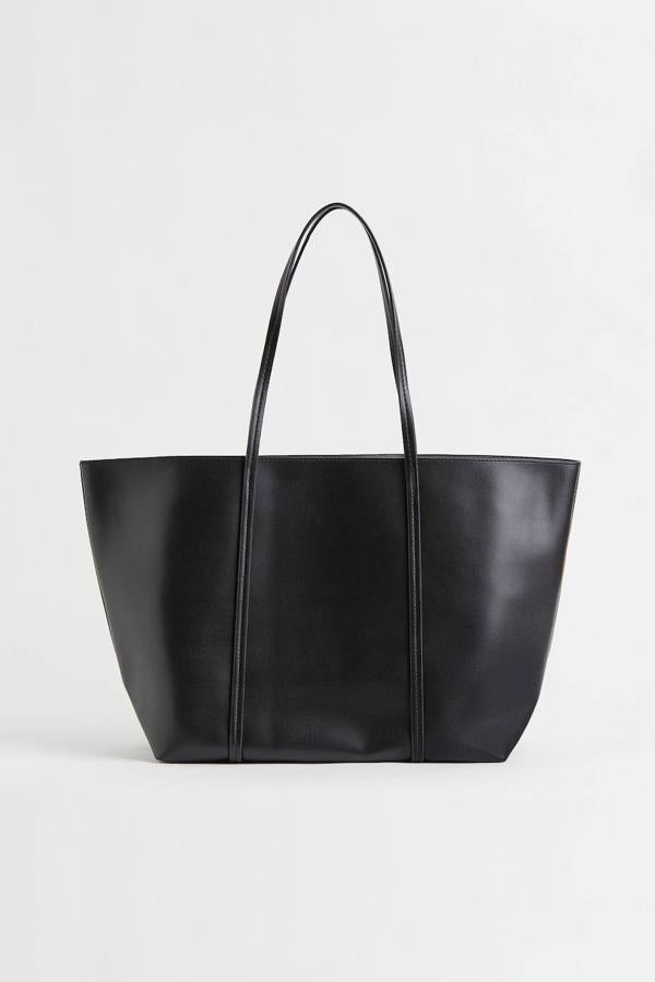 Bolso shopper efecto piel con doble asa de hombro y dos compartimentos interiores con bolsillos, color negro, de H&M. Tiene un precio de 19,99 euros.