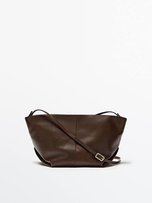 Bolso shopper en tejido de piel con asa bandolera extraíble y regulable, forro de algodón y estructura de trapecio, en marrón, de Massimo Dutti. Está disponible a 129 euros.