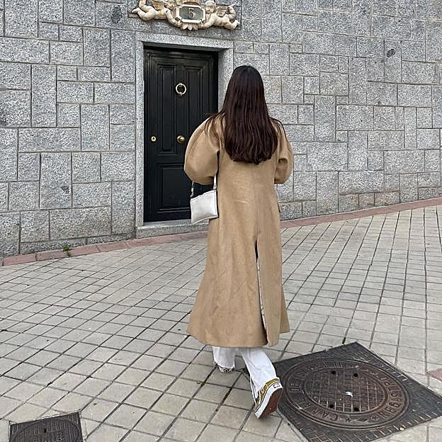Cinco gabardinas preciosas y combinables que no pararás de ponerte este otoño con toda clase de básicos