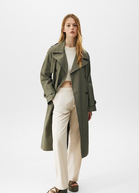 Imagen - Gabardina larga verde de Pull and Bear, 49,99€.