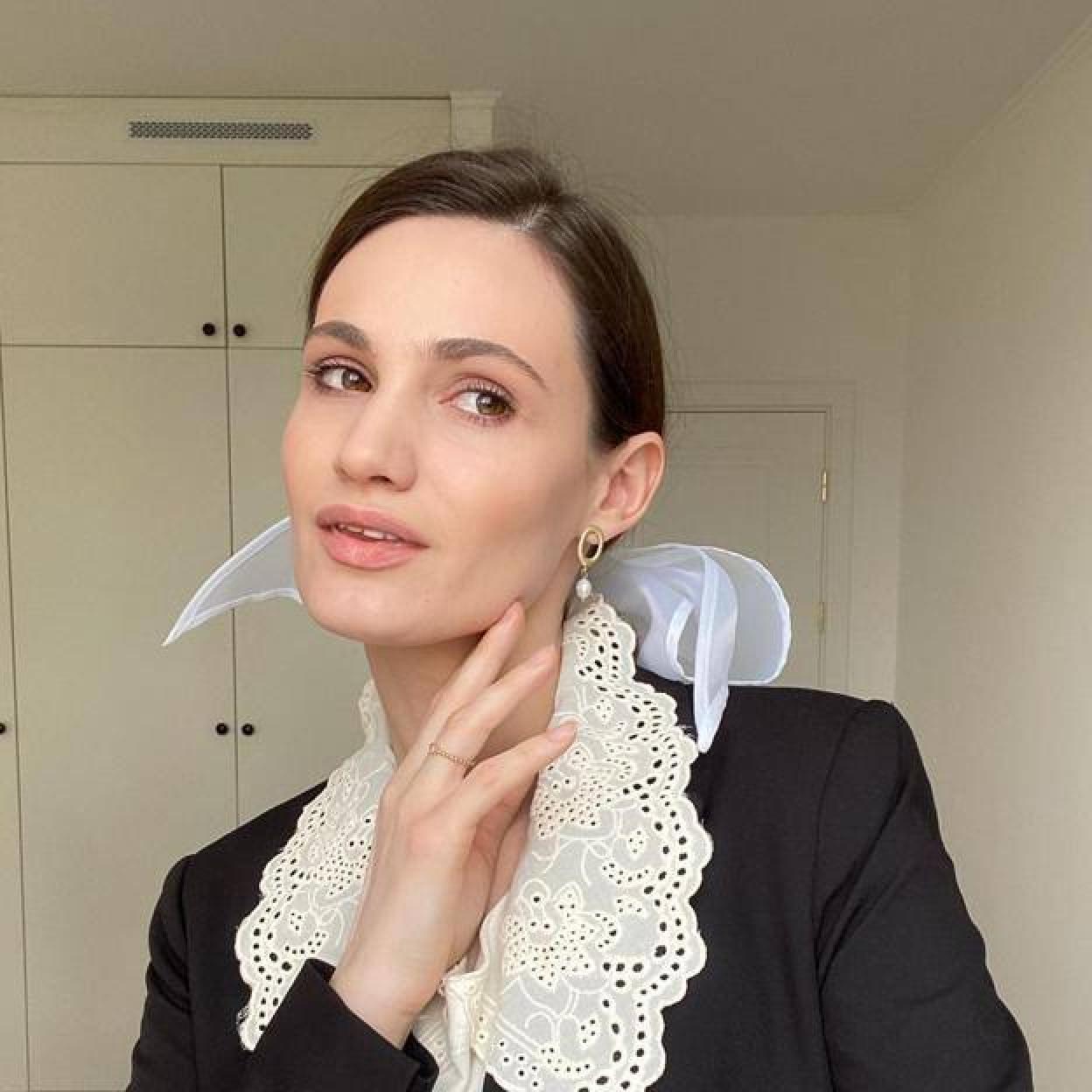 La influencer Nadia Rawluk con el pelo recogido y maquillada de forma sutil.