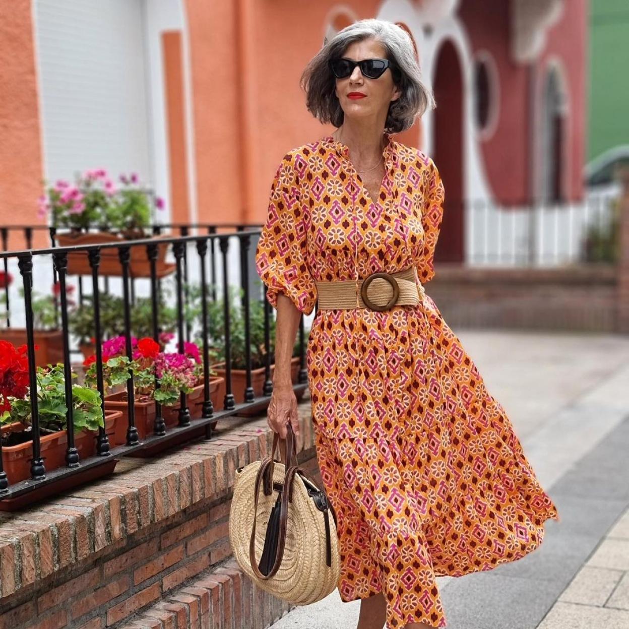 Flechazo con este look que adoran las influencers de 50 años: vestido y zapatillas