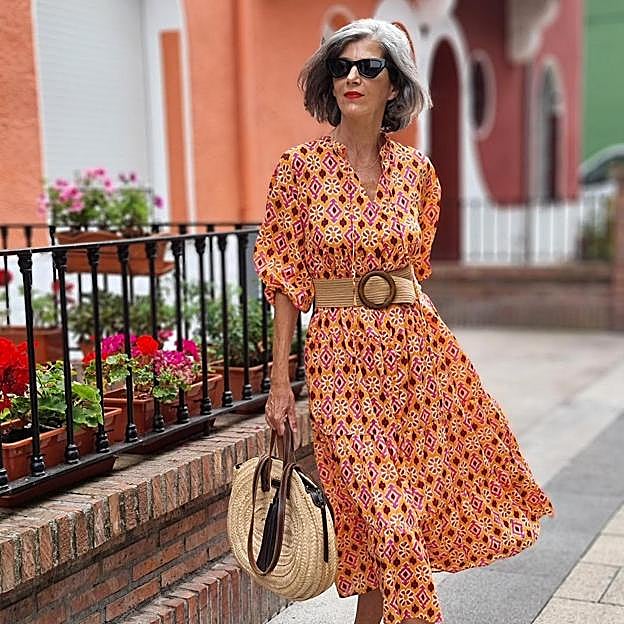 Flechazo con este look que adoran las influencers de más de 50 años: vestido de Zara y zapatillas