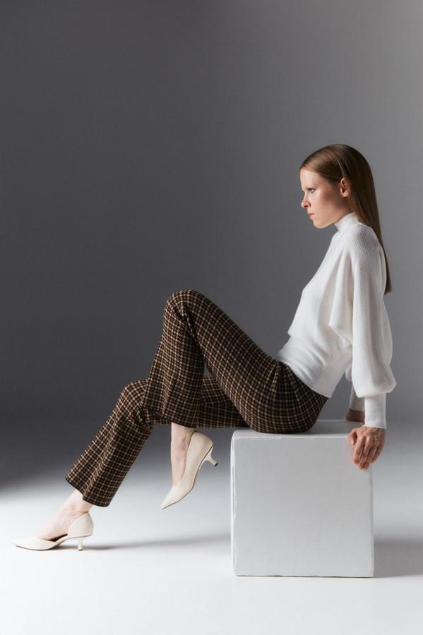 Otra propuesta que apuesta por el print de cuadros, pero con corte flare. Pantalón estampado de Sfera (25,99 euros). 