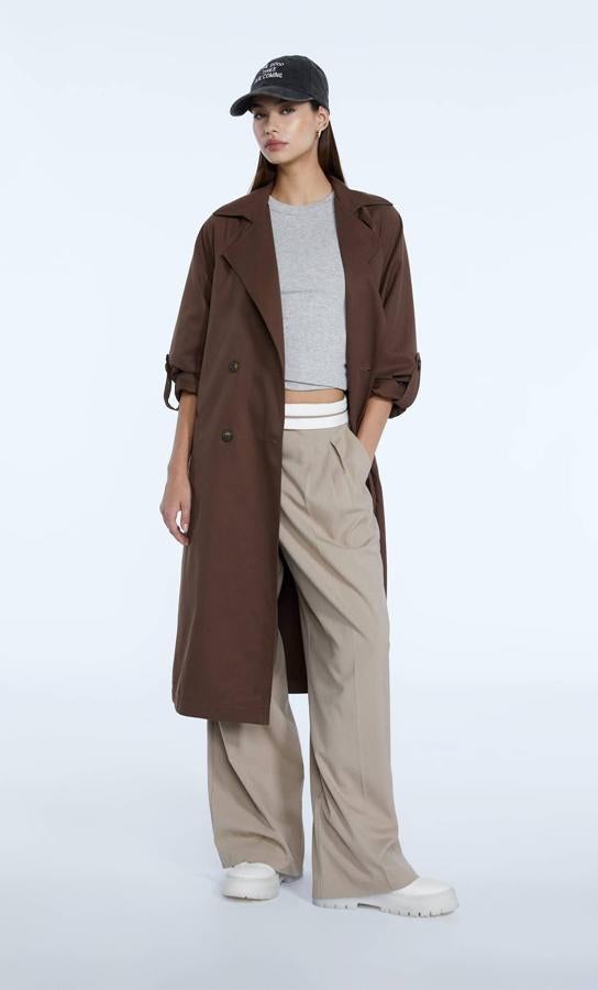 Un diseño fluido, en un color elegante y que podrás llevar en todo momento. Gabardina de Stradivarius (39,99 euros). 