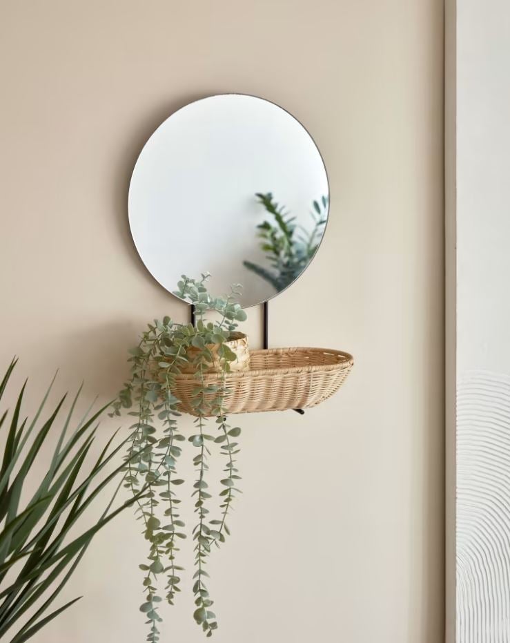 Un espejo pequeño para recibidores con poco espacio.