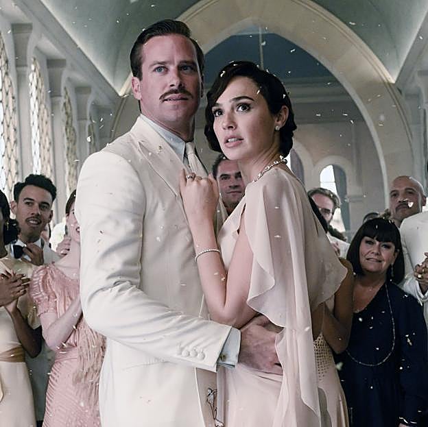 Armie Hammer junto a Gal Gador en Muerte en el Nilo, la última película del actor californiano. 