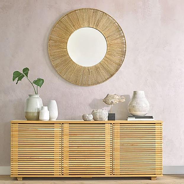 Los espejos han pasado a tener una carga de diseño muy importante en el recibidor.