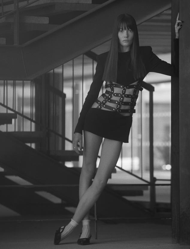 Vestido de Roberto Cavalli, zapatos slingback y anillo de Chanel, y calcetines de Zara.