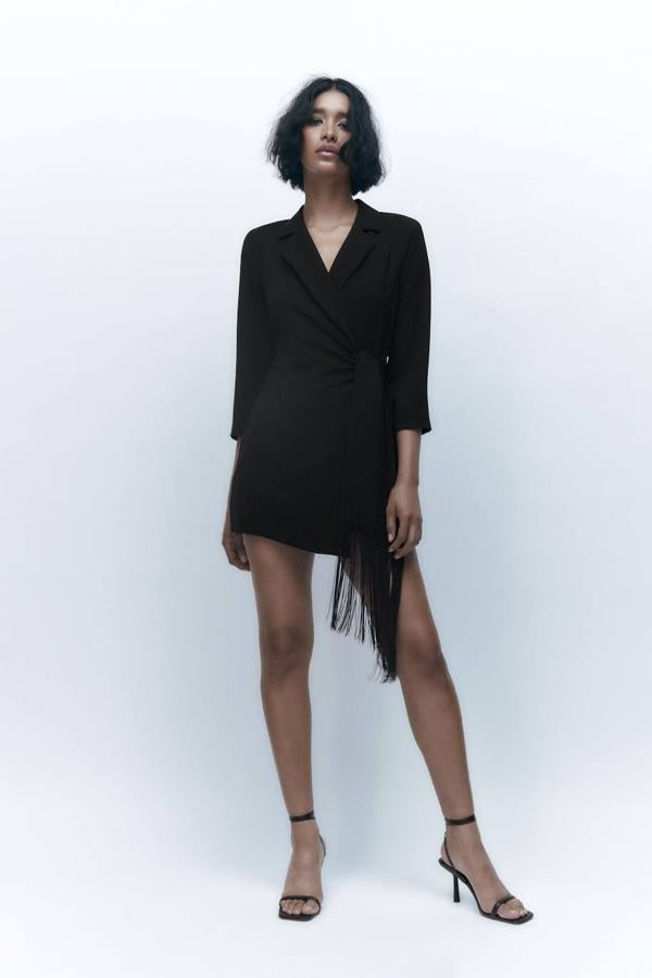 Mono corto tipo blazer con cuello solapa, diseño cruzado, manga por debajo del codo con hombreras y detalle de nudo con aplicación de flecos a tono, de Zara. Su coste es de 45,95 euros.