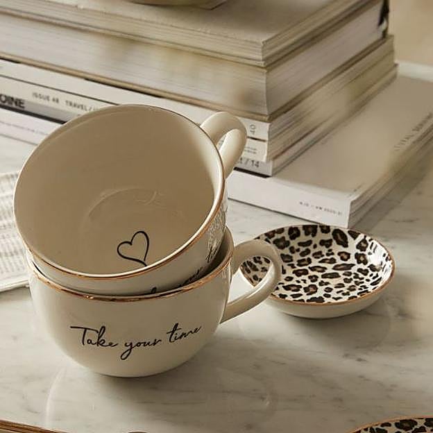 Tazas de porcelana con mensaje incluido para un dulce final.