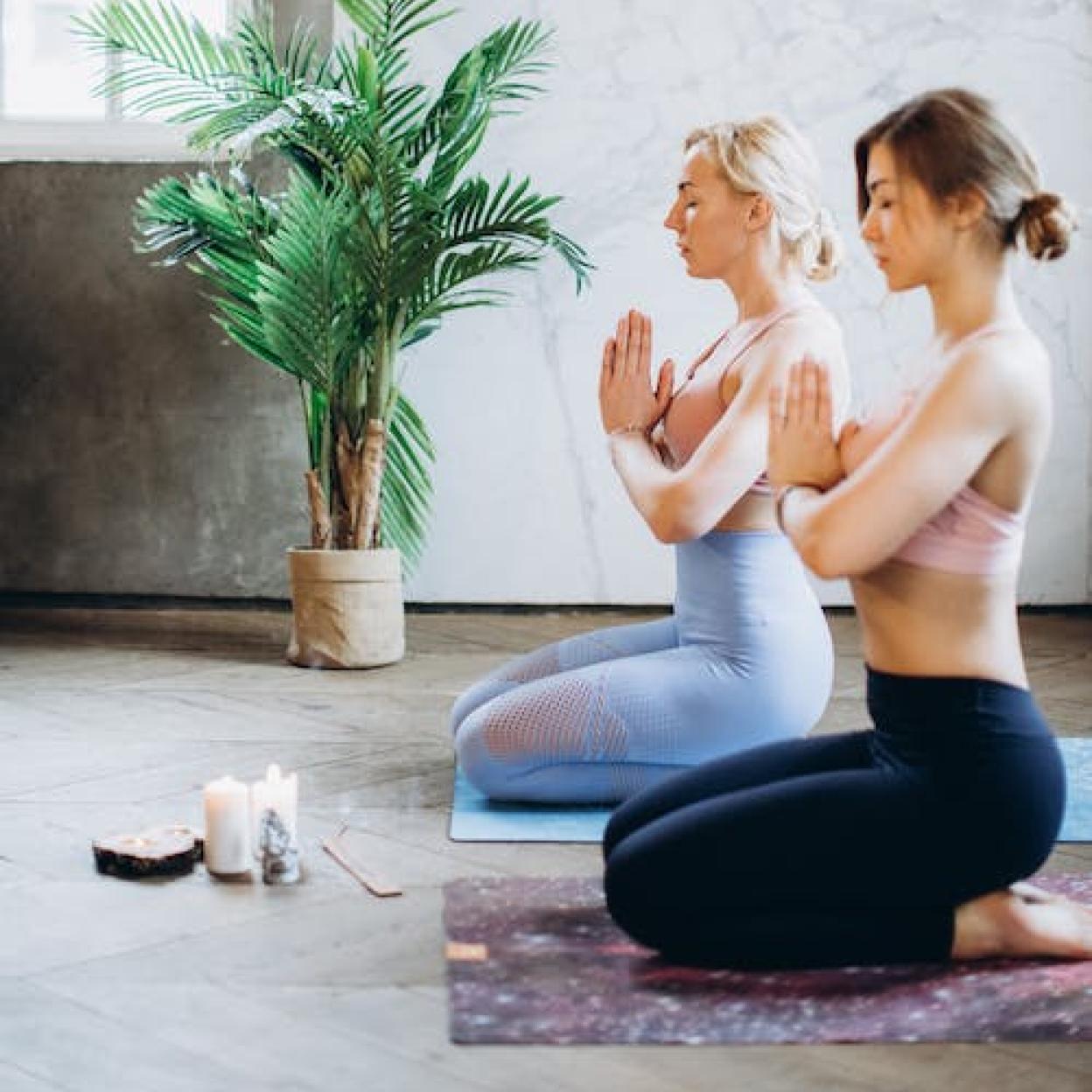 En el yin yoga las posturas se ejercitan aun ritmo más lento.