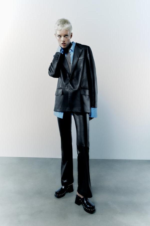 Blazer negra y recta de cuello solapa y manga larga con bolsillos con solapa en el delantero y de vivo en el pecho. Cierre frontal con botón. Precio: 49,95 euros