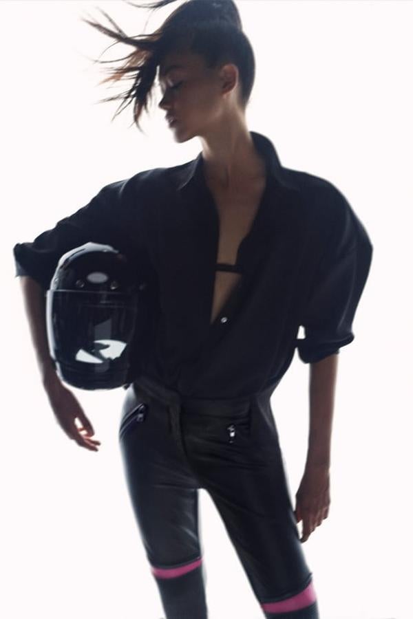 Leggings de tiro medio y bolsillos con cremalleras metálicas. Detalle de cremalleras frontales y tejido acolchado. Cierre frontal con cremallera y gancho metálico. Precio: 39,95 euros