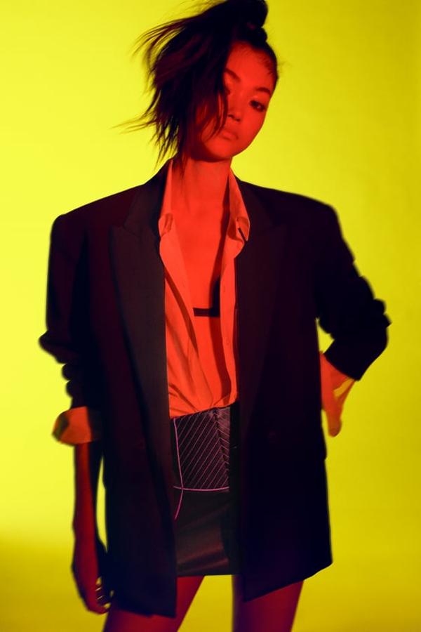 Falda corta negra de tiro alto con detalle de vivos combinados a contraste. Cierre en espalda con cremallera oculta en la costura. Precio: 35,95 euros.