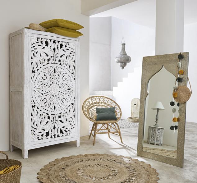 Llegan exóticos vientos de oriente: Agra, Bagdag y Marrakech inspiran los omnipresentes metales tallados y maderas labradas, materiales que adoptan la forma de muebles y otras piezas decorativas, como lámparas y espejos, capaces de generar atmósferas de lo más sugerentes. Un evocador espacio con el armario Kerala (1.599 €) y espejo Latipur (289 €) de Maisons du Monde.