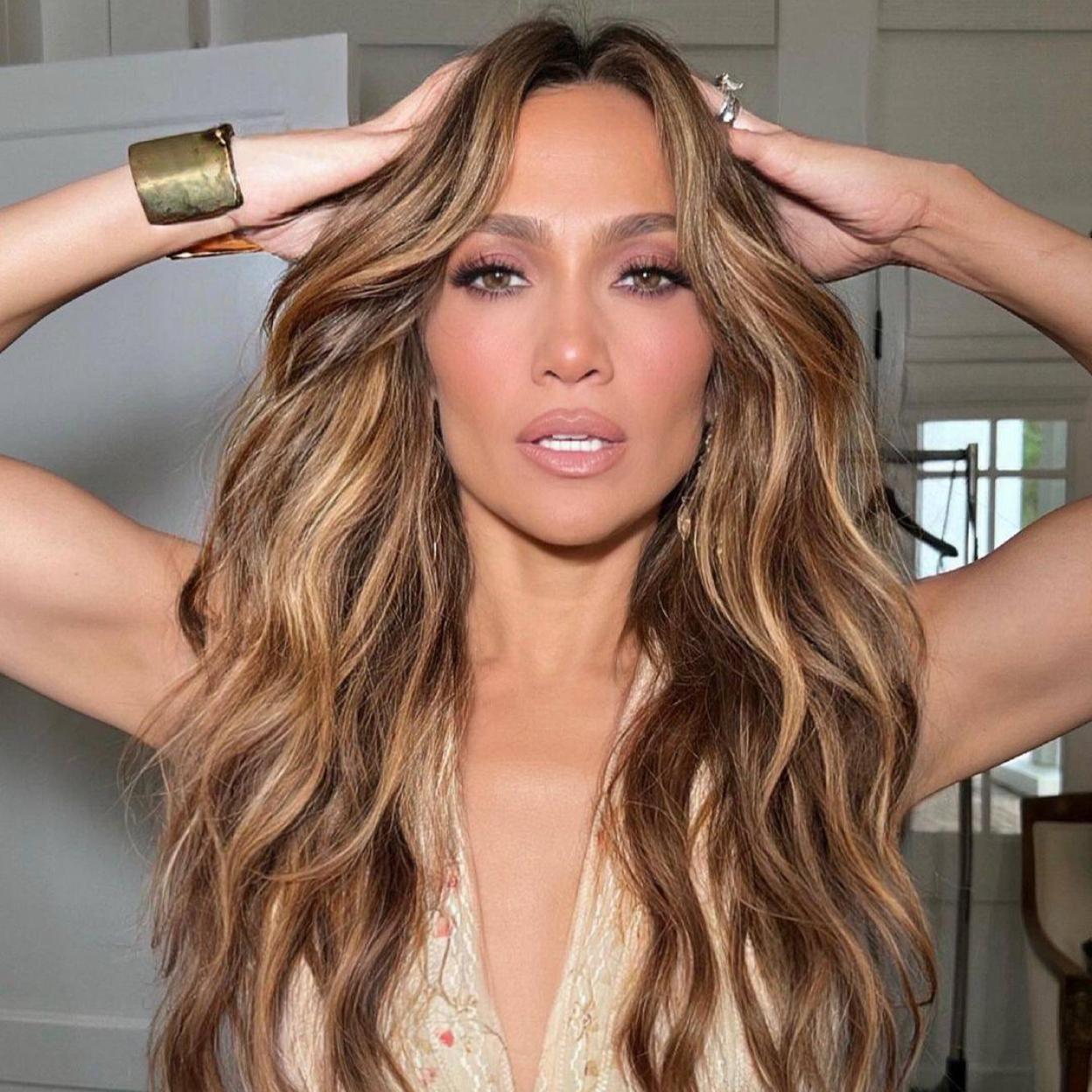 Jennifer Lopez con una larga y voluminosa melena fácil de conseguir con productos de peinado blow out