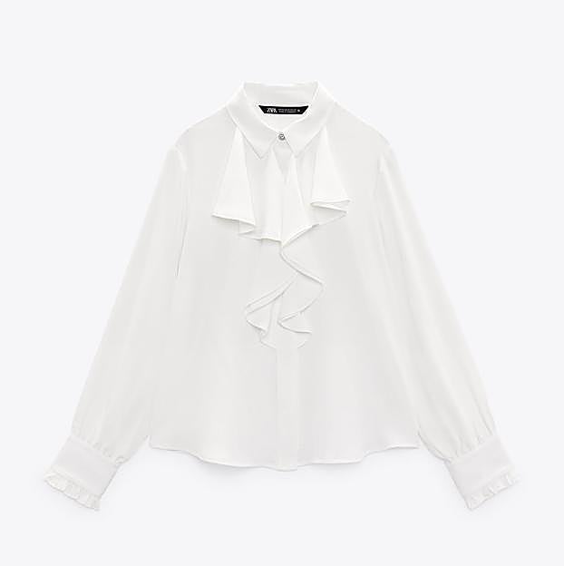 Blusa blanca de volantes de Zara.